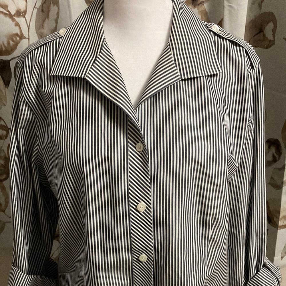 Chicos size 2 no iron button down